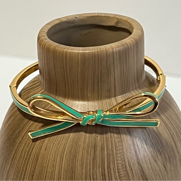 Kate Spade Gold Tone Bracelet with Green Bow NWOT with jewelry pouch - Picture 2 of 10